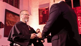 	O. Marek Kiedrowicz OFM Conv otrzymał odznaczenie z rąk Karola Nawrockiego, prezesa IPN.