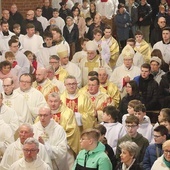 Na Eucharystię kapłani przybywają wraz z przedstawicielami Liturgicznej Służby Ołtarza.