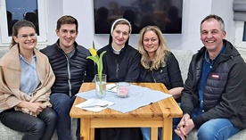 	Od lewej: Małgosia i Rafał, s. Blanka oraz Ania i Grzegorz w ostatnim dniu małżeńskiej Alphy w Lipniku.