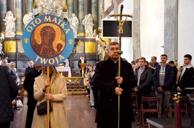 Z młodzieżą modlili się bp Wojciech Osial, katecheci, nauczyciele. 