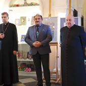 Wystawę otworzyli administrator apostolski diecezji oraz dyrektor Muzeum w Łowiczu Grzegorz Dębski.