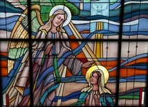 Odpowiedź Maryi na zwiastowanie anioła woła również o naszą odpowiedź w obronie życia nienarodzonych. Na zdjęciu: witraż z kościoła pw. Miłosierdzia Bożego w Płocku.
