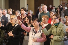 Z płonącymi świecami w dłoniach ok. 70 osób złożyło przyrzeczenia Duchowej Adopcji Dziecka Poczętego.