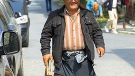 Mieszkaniec Stambułu niesie pachnące obwarzanki z sezamem. 2.04.2024 Stambuł, Turcja