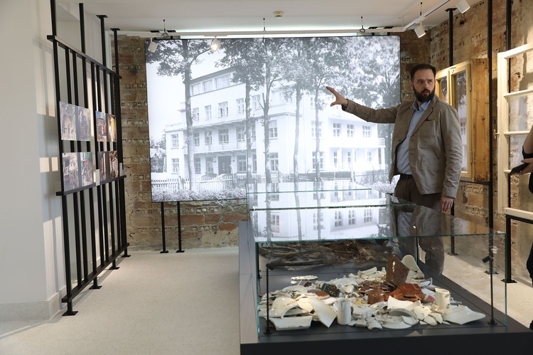 Michał Murzyn, dyrektor Muzeum Tatrzańskiego, pokazuje stare zdjęcie willi Palace. 