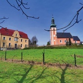 	Po lewej dom zakonny przejęty po siostrach służebniczkach. Po prawej kościół parafialny pw. Zwiastowania NMP, obsługiwany przez księży diecezjalnych. 