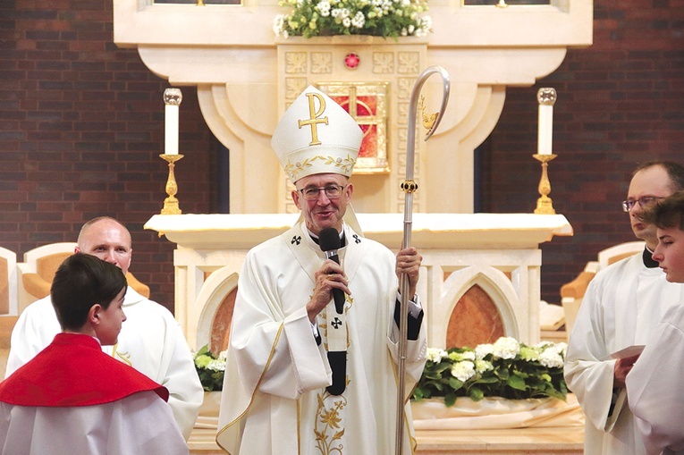 Na zakończenie uroczystości arcybiskup podziękował zgromadzonym za ciepłe przyjęcie we wspólnocie parafialnej.