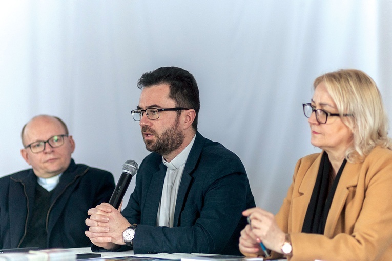 Spotkanie poprowadzili: dyrektor Wydziału Duszpasterskiego Świdnickiej Kurii Biskupiej ks. Krzysztof Ora, dyrektor Papieskich Dzieł Misyjnych ks. Maciej Będziński oraz delegat biskupa świdnickiego ds. misji i dyrektor diecezjalny Papieskich Dzieł Misyjnych Violetta Leńska.