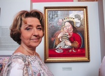 Małgorzata Rawska obok swojego dzieła.