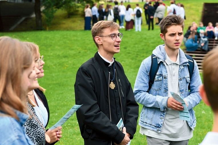 Moderator w Diecezjalnej Diakonii Komunikowania Społecznego. Na co dzień jest wikariuszem w Szprotawie i tamtejszym moderatorem Oazy Młodzieżowej i powstającego kręgu Domowego Kościoła. Na zdjęciu: spotkanie wakacyjnych oaz podczas pielgrzymki do Rokitna.