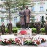 Delegacje złożyły kwiaty pod pomnikiem Lecha i Marii Kaczyńskich.