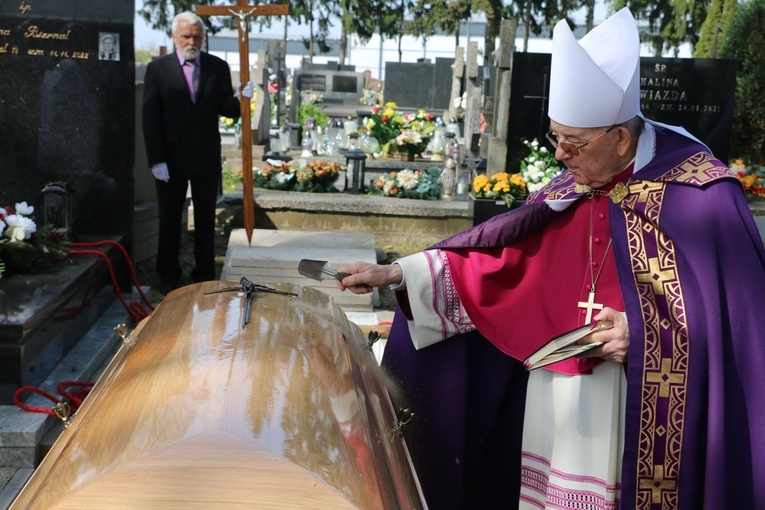 Obrzędom pogrzebowym przewodniczył biskup Roman Marcinkowski.