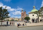 W niewielkim kościele św. Wojciecha na Rynku Głównym w Krakowie trwa całodzienna adoracja Najświętszego Sakramentu.
