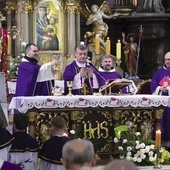 Bp Roman Pindel przewodniczył liturgii żałobnej.