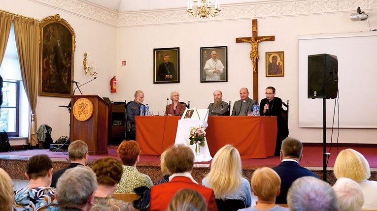Paneliści zachęcali do łączenia modlitewnej lektury świętych ksiąg z poszerzaniem wiedzy  na ich temat.