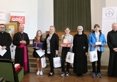 Laureaci z bp. Markiem Solarczykiem, ks. Markiem Adamczykim (z prawej), ks. Mariuszem Chamerskim i opiekunkami.