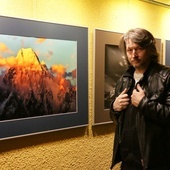 Grzegorz Surmacz prezentuje swoje prace w galerii na Poczekajce.