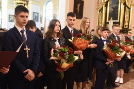Młodzi dziękują za sakrament w kościele pw. św. Katarzyny w Oleśnie.