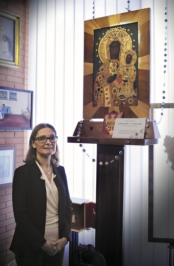 – Ikona MB Częstochowskiej z ziaren była na placu św. Piotra w czasie zamachu na papieża – mówi Izabela Górnicka. 