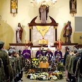 W ostatniej drodze zmarłemu towarzyszyła najbliższa rodzina  i m.in. harcerze. 