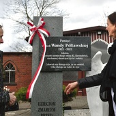 	Pomnik Życia – powstały z inicjatywy Stowarzyszenia Forum Pamięci Niegosławice – odsłoniły córki przyjaciółki Jana Pawła II.