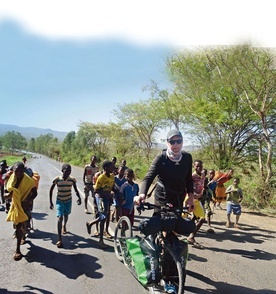 Dominik w eskorcie dzieci podczas podróży przez Etiopię