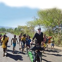 Dominik w eskorcie dzieci podczas podróży przez Etiopię