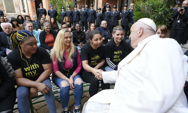 Papież w Wenecji spotkał się z kobietami w więzieniu, z artystami i młodzieżą