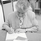 Zofia Kossak-Szczucka na kiermaszu książki  w Warszawie w 1963 r.