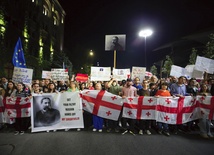 Protest przeciwko przyjętej przez gruziński parlament ustawie wymierzonej w organizacje pozarządowe i niezależne media.