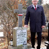 Damian Mrozek, radny Sejmiku Województwa Dolnośląskiego, przy miejscu spoczynku ppłk. Noworolskiego.
