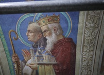 Św. Zygmunt (na pierwszym planie) w procesji świętych w prebiterum płockiej katedry. Polichromia Władysława Drapiewskiego.