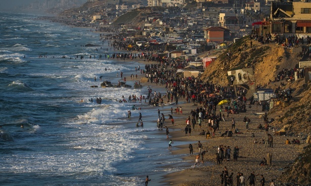 Palestyńczycy z Gazy nad brzegiem morza