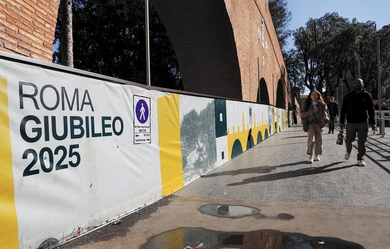Trwają przygotowania  do jubileuszu: barierki  na Piazza Pia. 