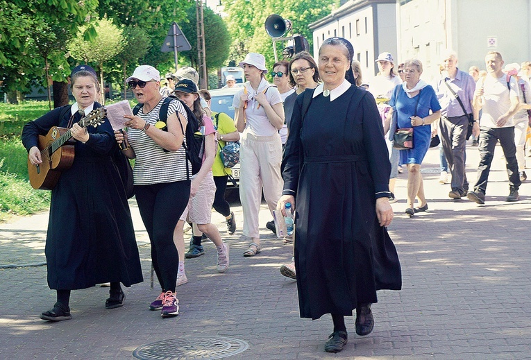 	Z grupą szły s. Eleonora Dzimiera (po prawej) i s. Karolina Dworczak. 