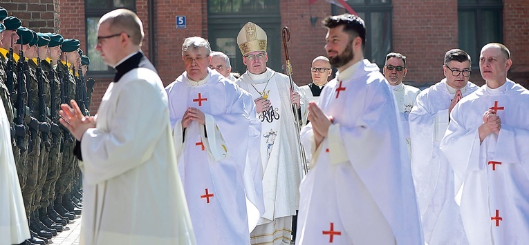 	Mszy św. w intencji ojczyzny przewodniczył bp Janusz Ostrowski, biskup pomocniczy archidiecezji warmińskiej.