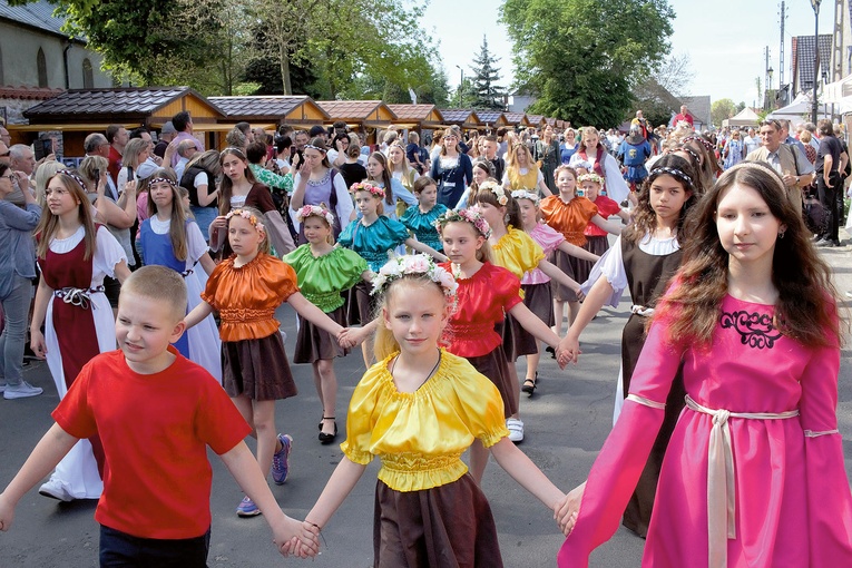 Jemielnickie dzieci i młodzież w barwnej paradzie.