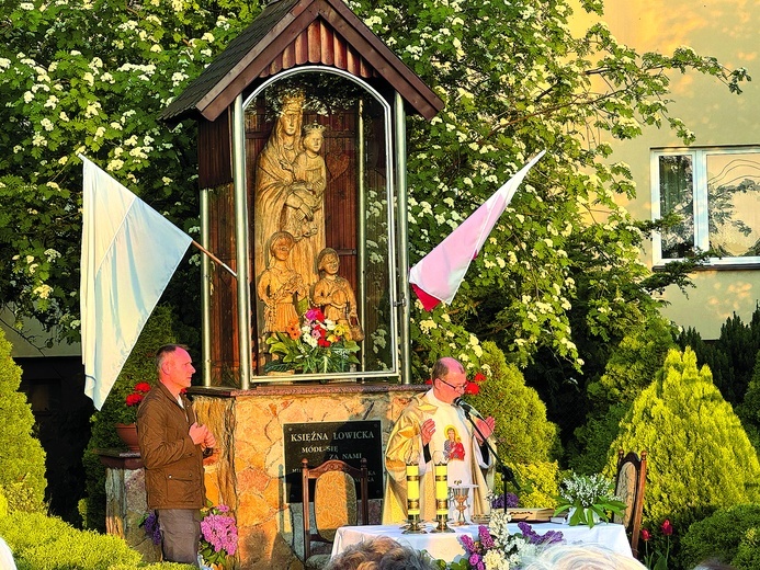 Przy kapliczce Księżnej Łowickiej Mszę św. sprawował ks. Zbigniew Przerwa.