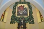 Ołtarz w Kaplicy Narodzenia św. Stanisława. W oprawie dębowego drzewa znajduje się obraz przedstawiający moment urodzin świętego. Nieopodal artysta przedstawił dom rodzinny i kościół w Szczepanowie.