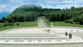 Widok na klasztor benedyktynów z Polskiego Cmentarza Wojennego na Monte Cassino.