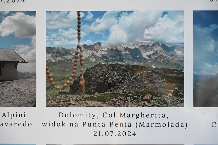 Każde ze zdjęć prezentowanych na wystawie jest opisane przez autora. Górskie widoki zabrane na pamiątkę