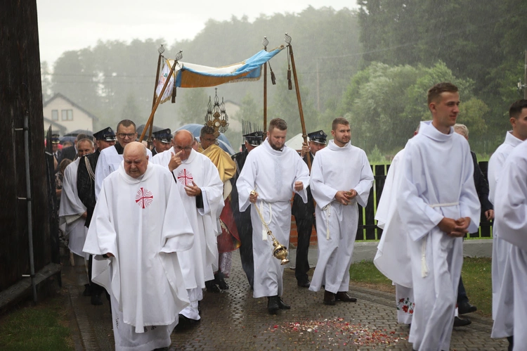 Ulewny deszcz zaskoczył wiernych podczas procesji, jednak nie przeszkodził w dalszym świętowaniu. 500. rocznica powstania kościoła w Janisławicach
