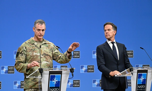 Generał Alexus Grynkewich i sekretarz generalny NATO Mark Rutte