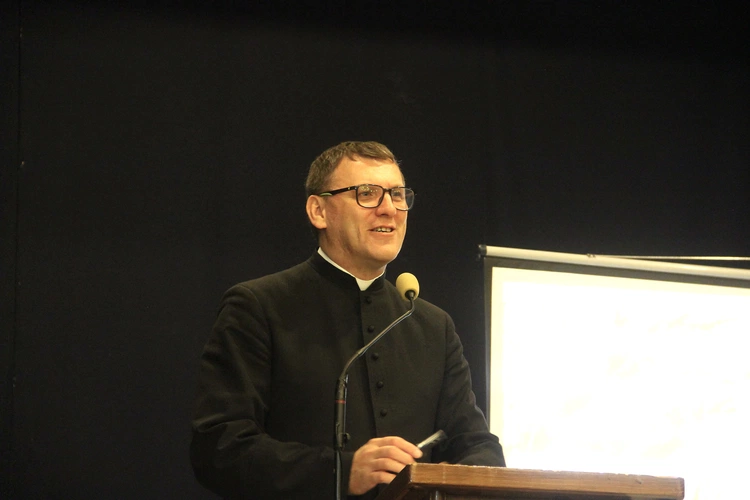 Ks. Krzysztof Kamieński zwrócił uwagę na fakt, w jak uroczysty sposób arcybiskup podkreślał każdy jubileusz czy ważną rocznicę w diecezji. Uważał, że Bóg przemawia do człowieka także głosem stuleci, wymową wieków. Był przekonany, że wieki mówią do nas, ale także stawiają pytania i wzywają. Młodzi, ambitni, zaangażowani - choć mają pod górkę, chcą osiągnąć w życiu coś więcej