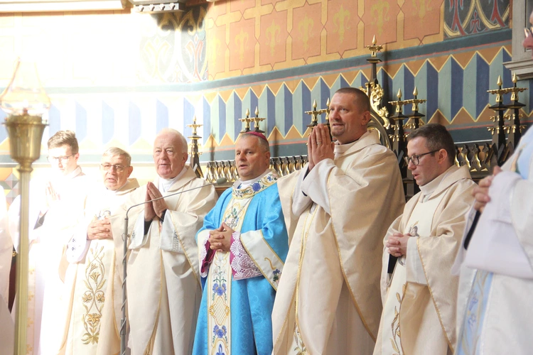 Mszy św. przewodniczył bp Leszek Leszkiewicz - były misjonarz w Ekwadorze, członek Komisji ds. Misji Konferencji Episkopatu Polski. W Chorzelowie spotkali się członkowie róż Żywego Różańca z diecezji tarnowskiej