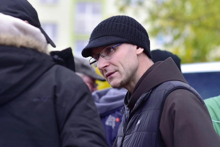 Ojciec Rafał rozmawia z bezdomnymi. Zagubiony Kościół na mojej ulicy