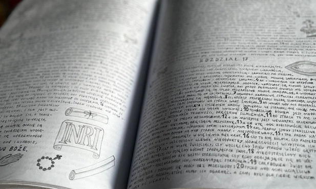 Fragment ręcznie przepisanego przez więźniów PIsma Świętego