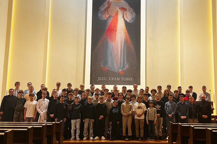 Uczestnicy kursu ceremoniarza w kaplicy seminaryjnej. Zachować przepisy, formować serce