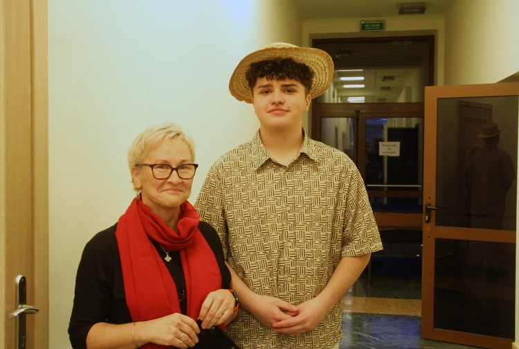 Reżyserka i opiekunka teatru Lucyna Hartig oraz odtwórca głównej roli - Janek Kruczek. Ten spektakl utkany jest z prawdziwych wspomnień, rozmów, listów