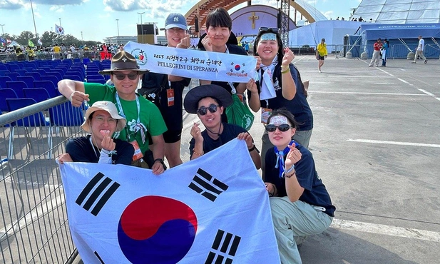 Młodzi Koreańczycy zapraszają